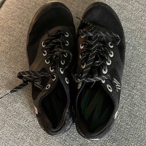 Varsity cheer shoe. Size 5. Black.